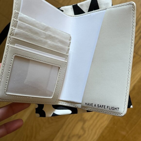 Marc Jacobs - The Passport Case - Picture 2 of 3